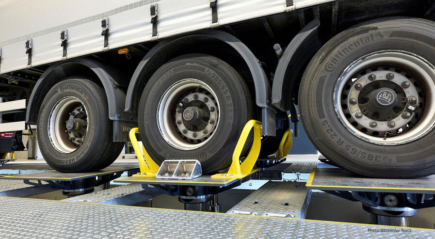 Fixation of the tire on the multi-stamp system 