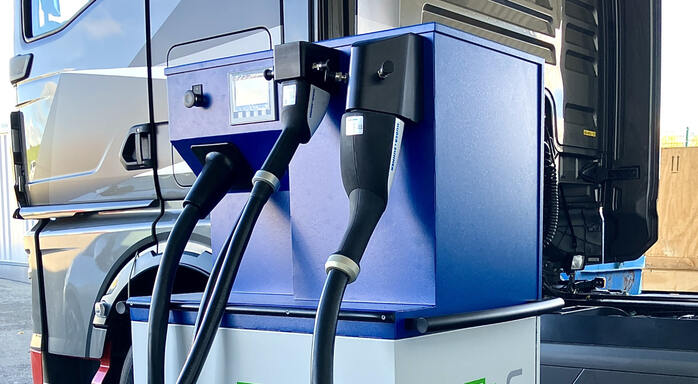 MCS charging station with connections