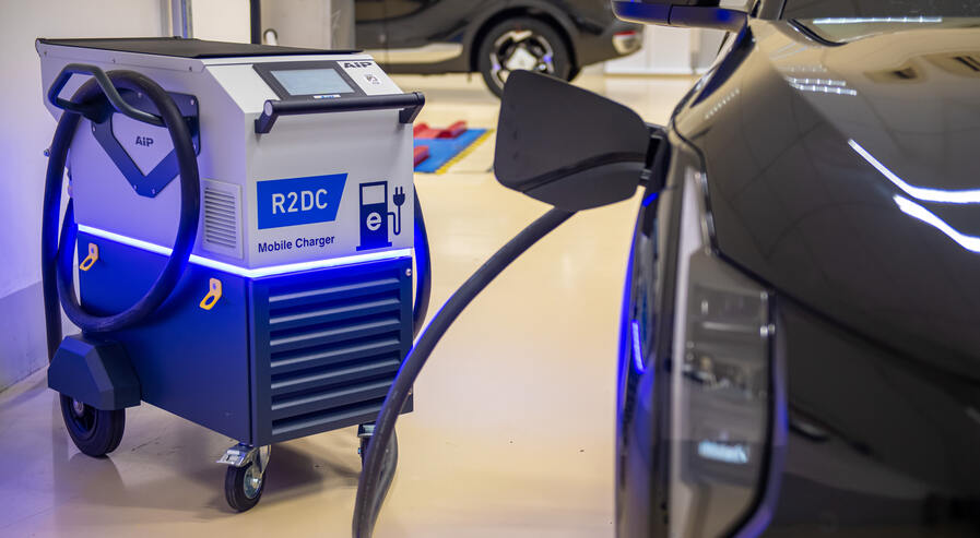 Compact mobile DC charger R2DC