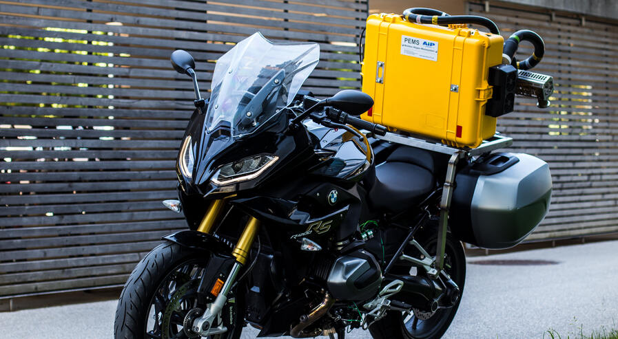 Roller dynamometer for motorcycles